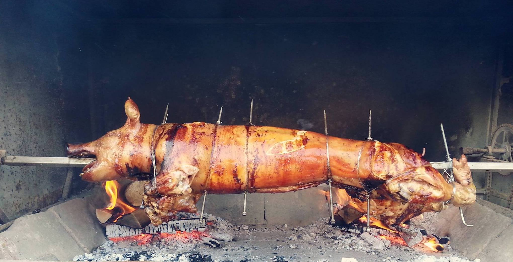 prašič na ognju